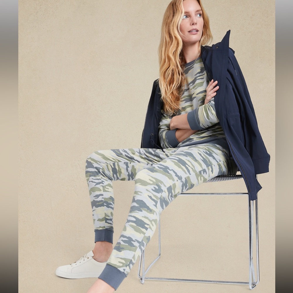 Banana Republic Camo Knit Jogger Set - Picture 3 of 6